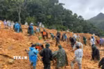 Cán bộ, chiến sỹ Công an tỉnh Tuyên Quang phối hợp cùng các lực lượng tìm kiếm 4 nạn nhân mất tích trong lũ lụt do hoàn lưu bão số 10 tại thôn Má Lầu A, xã Lũng Cú, tỉnh Tuyên Quang. (Ảnh: TTXVN phát)