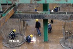 Các kỹ sư, công nhân đang ngày đêm "vượt nắng, thắng mưa" để đảm bảo tiến độ thi công Dự án. (Ảnh: Quốc Khánh/TTXVN)