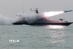 Hải quân Iran tham gia tập trận tại eo biển Hormuz ngày 16/2. (Ảnh: Anadolu Agency/TTXVN)