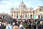 Dòng người đội nắng đổ về Vatican viếng Giáo hoàng Francis