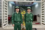 Hai anh em song sinh Hoàng Thế Anh và Hoàng Hải Anh sinh năm 2004, ngụ phường Trảng Dài, thành phố Biên Hoà, Đồng Nai, cùng viết đơn tình nguyện nhập ngũ. (Ảnh: Lê Xuân/TTXVN)