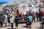 Người dân Palestine trở về nhà tại Dải Gaza, ngày 10/10. (Ảnh: THX/TTXVN)