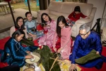 Cán bộ Đại sứ quán và người Việt tại Israel tham gia gói bánh chưng. (Ảnh: Đức Trung/TTXVN)