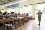 Cán bộ trại giam số 6 (Nghệ An) phổ biến, tư vấn về chính sách nhân đạo, khoan hồng của Đảng, Nhà nước đối với người phạm tội bị kết án phạt tù. (Ảnh: Phạm Kiên/TTXVN)