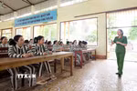 Cán bộ trại giam số 6 (Nghệ An) phổ biến, tư vấn về chính sách nhân đạo, khoan hồng của Đảng, Nhà nước đối với người phạm tội bị kết án phạt tù. (Ảnh: Phạm Kiên/TTXVN)