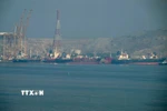 Tàu chở dầu tại cảng container Khor Fakkan, cảng nước sâu ở ngoài khơi thành phố Sharjah, Các Tiểu vương quốc Arab thống nhất, dọc eo biển Hormuz. (Ảnh: philstar.com/TTXVN)