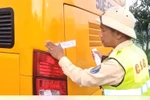 Cán bộ Đội 6, Phòng 6 (Cục Cảnh sát giao thông) dán tem niêm phong xe vi phạm. (Nguồn: Báo Khánh Hòa)