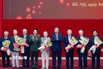 Tổng Bí thư Tô Lâm và Đại tướng Lương Tam Quang, Bộ trưởng Bộ Công an, tặng hoa và quà chúc thọ các cán bộ công an cao cấp qua các thời kỳ . (Ảnh: Thống Nhất/TTXVN)