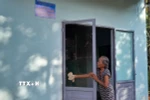 Hộ gia đình ông bà Lê Thế Sang thôn Thác Dài, xã Phú Văn, huyện Bù Gia Mập nhận nhà mới trong chương trình xóa nhà tạm, nhà dột nát. (Ảnh: K GỬIH/TTXVN)