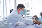 Bác sỹ Trần Thanh Linh, Trưởng Khoa Hồi sức tích cực, Bệnh viện Chợ Rẫy, điều trị cho nạn nhân. (Ảnh: TTXVN phát)