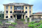 Trụ sở Tòa án Nhân dân thành phố Đông Hà (Quảng Trị) bị bỏ hoang giữa khu "đất vàng" đường Điện Biên Phủ giao với Hùng Vương. (Ảnh: Thanh Thủy/TTXVN)