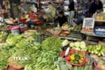Giá rau xanh tăng cao. (Ảnh: Hoàng Ngà/TTXVN)