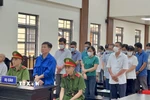 Các bị cáo nghe Hội đồng Xét xử tuyên án. (Ảnh: Thanh Sang/TTXVN)