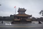 Một số đoạn đường ở trung tâm thành phố Huế nước đã rút hết. (Ảnh: Văn Dũng/TTXVN)