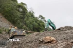 Trong 2 ngày qua, tình trạng sạt lở trên đường Hồ Chí Minh, đoạn qua đèo Lò Xo, điểm tiếp giáp xã Đăk Plô (Quảng Ngãi) và thành phố Đà Nẵng, xảy ra nghiêm trọng. (Ảnh: Cao Nguyên/TTXVN)