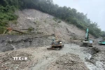 Lực lượng chức năng khẩn trương khắc phục sạt lở tại vị trí Km1405-1408 đường Hồ Chí Minh, đoạn qua đèo Lò Xo. (Ảnh: Cao Nguyên/TTXVN)