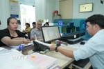 Cán bộ tiếp nhận hồ sơ giải quyết thủ tục cho người dân tại Trung tâm Phục vụ hành chính công phường Tân Ninh (Tây Ninh). (Ảnh: Minh Phú/TTXVN)