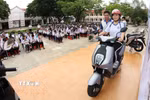 Hướng dẫn kỹ năng lái xe gắn máy an toàn cho học sinh Trung học phổ thông. (Ảnh: Duy Khương/TTXVN)
