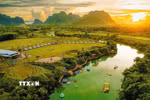 Mô hình cắm trại kết hợp giải trí, trải nghiệm tại điểm đến Phong Nha Valley (xã Phong Nha, Quảng Trị) thực sự lôi cuốn du khách. (Ảnh: TTXVN phát)
