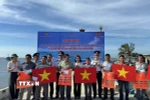 Hải đoàn 32 - Bộ Tư lệnh Vùng Cảnh sát biển 3 tặng quà và cờ Tổ quốc cho ngư dân xã Cà Ná. (Ảnh: TTXVN phát)