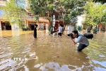 Phóng viên Nguyễn Quang Cường, CQTT tại tỉnh Tuyên Quang, tác nghiệp tại phường Minh Xuân, thời điểm cơn bão số 10 gây ảnh hưởng. (Ảnh: TTXVN)