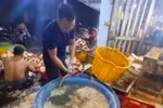 Nhân viên cơ sở sơ chế hoa chuối thực hành lại quá trình pha hóa chất vào nước ngâm hoa chuối. (Ảnh: Công an cung cấp)