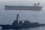 Tàu khu trục mang tên lửa dẫn đường USS Rafael Peralta của Mỹ chặn bắt tàu chở dầu của Iran. (Nguồn: CENTCOM/X