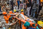 Lực lượng cứu hộ chuyển nạn nhân tại hiện trường vụ sập nhà ở New Delhi, Ấn Độ. (Ảnh: ANI/TTXVN)
