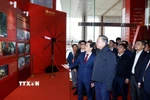 Tổng Bí thư Tô Lâm và các đại biểu tham quan không gian trưng bày ảnh về Ban Chấp hành Đảng bộ tỉnh Cao Bằng. (Ảnh: Thống Nhất/TTXVN)