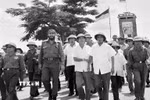 Chủ tịch Cuba Fidel Castro và Thủ tướng Phạm Văn Đồng thăm thị xã Đông Hà, năm 1973. (Ảnh: Tư liệu TTXVN)