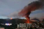 Khói lửa bốc lên tại khu phức hợp quân sự Fuerte Tiuna lớn nhất Venezuela, sau một loạt tiếng nổ ở thủ đô Caracas ngày 3/1. (Ảnh: France24/TTXVN)