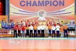 Lãnh đạo tỉnh Phú Thọ, lãnh đạo Đài Truyền hình Việt Nam cùng các nhà tài trợ chúc mừng chức vô địch của đội bóng chuyền nữ Korabelka (Nga). (Ảnh: PV/TTXVN)