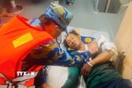 Cán bộ quân y Hải đội Biên phòng 2 tiến hành cấp cứu nạn nhân. (Ảnh: TTXVN phát)