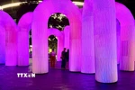 Sky Castle, một tác phẩm ánh sáng đổi màu cùng âm nhạc giao hưởng thư giãn tại Cathay Green. (Ảnh: Đỗ Vân/TTXVN)