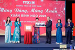Tổng giám đốc TTXVN Vũ Việt Trang tặng Tổng Bí thư Tô Lâm cuốn sách ảnh do phóng viên Ban biên tập Ảnh thực hiện. (Ảnh: Thống Nhất/TTXVN)