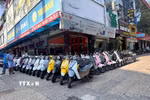 Khách hàng lựa chọn xe máy điện trên đường An Dương Vương nhằm thích ứng linh hoạt trước biến động của thị trường nhiên liệu. (Ảnh: Thanh Vũ/TTXVN)