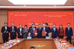 Lễ ký kết chuyển giao quyền, trách nhiệm của cơ quan đại diện chủ sở hữu vốn Nhà nước từ Ủy ban Quản lý vốn Nhà nước tại doanh nghiệp về Bộ Tài chính. (Ảnh: Phạm Hậu/TTXVN)