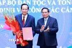 Thủ tướng Phạm Minh Chính trao Quyết định bổ nhiệm Bộ trưởng Bộ Dân tộc và Tôn giáo đối với ông Đào Ngọc Dung. (Ảnh: Dương Giang/TTXVN)