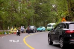 Cùng với việc thi công khắc phục sự cố, Ban Bảo trì đường bộ tỉnh Lâm Đồng và đơn vị thi công cũng tổ chức phân luồng, hướng dẫn các phương tiện luân phiên di chuyển qua đoạn đường đang bị sụt lún, sạt lở. (Ảnh: Nguyễn Dũng/TTXVN)