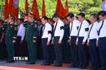 Thủ tướng Lê Minh Hưng và các đại biểu mặc niệm các liệt sỹ quân tình nguyện và chuyên gia Việt Nam. (Ảnh: Dương Giang/TTXVN)