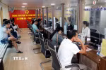 Cán bộ, công chức bộ phận Một cửa xã Minh Đài (Phú Thọ) tiếp nhận, hướng dẫn và xử lý hồ sơ hành chính cho người dân. (Ảnh: Tạ Toàn/TTXVN)