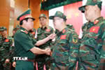 Đại tướng Nguyễn Tân Cương, Ủy viên Trung ương Đảng, Tổng Tham mưu trưởng Quân đội Nhân dân Việt Nam, Thứ trưởng Bộ Quốc phòng động viên, giao nhiệm vụ cho các sỹ quan, quân nhân lên đường sang Venezuela làm nhiệm vụ. (Ảnh: Trọng Đức/TTXVN)