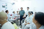 Thủ tướng Phạm Minh Chính thăm, tặng quà động viên bệnh nhân đang điều trị tại Bệnh viện Ung bướu thành phố Cần Thơ. (Ảnh: Dương Giang/TTXVN)