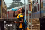 Người dân uống nước giải nhiệt trong ngày nắng nóng tại Bhubaneswar, Ấn Độ. (Ảnh: ANI/TTXVN)