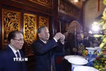 Tổng Bí thư, Chủ tịch nước Tô Lâm dâng hương trong Thượng Cung tại Đền Thượng. (Ảnh: Thống Nhất/TTXVN)