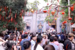 Người dân chen chân tại khu vực Đền Thượng trong ngày chính lễ Giỗ Tổ Hùng Vương. (Ảnh: Hoàng Hùng/TTXVN)