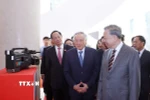 Tổng Bí thư Tô Lâm và các đại biểu xem trưng bày tại buổi lễ. (Ảnh: Thống Nhất/TTXVN)