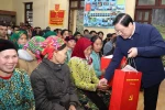 Trưởng ban Nội chính Trung ương Phan Đình Trạc tặng quà đồng bào các dân tộc thiểu số các xã Tùng Vài, Cao Mã Pờ, Tả Ván (huyện Quản Bạ). (Ảnh: TTXVN phát)