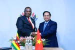 Thủ tướng Phạm Minh Chính gặp Phó Tổng thống Zimbabwe Constantino Chiwenga. (Ảnh: Dương Giang/TTXVN)