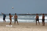 Người dân chơi thể thao trên bãi biển tại Tel Aviv, Israel ngày 24/6, sau khi thỏa thuận ngừng bắn Israel-Iran chính thức có hiệu lực. (Ảnh: THX/TTXVN)